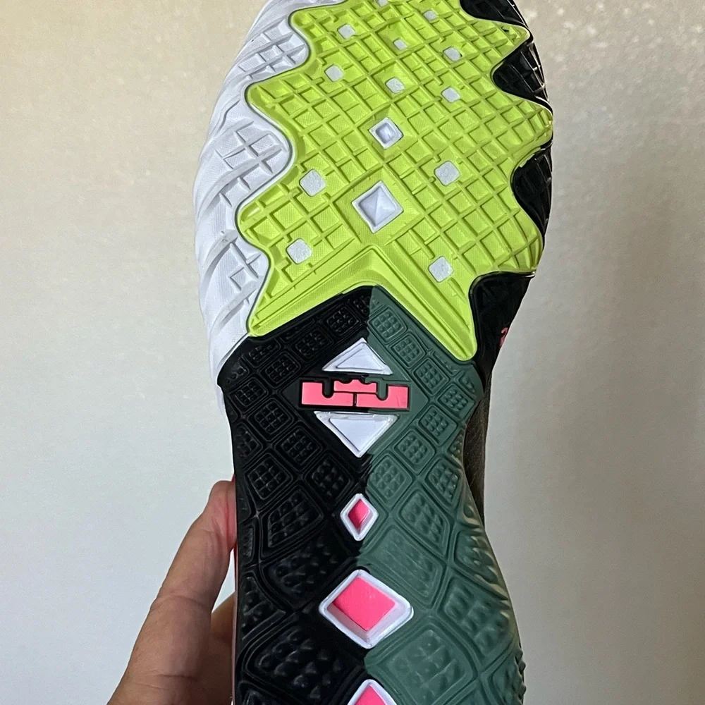 Brand New men’s 8.5 LABRON JAMES TOON SQUAD..
Light smoke grey multi color - Picture 2 of 11